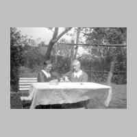 028-0126 Gross Keylau am 23. August 1942. Rechts im Bild Helene Schweichler mit einer Freundin.jpg